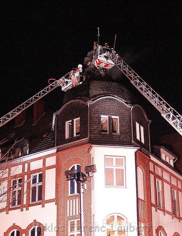 Feuer 3 Dachstuhlbrand Koeln Muelheim Gluecksburgstr P177.JPG